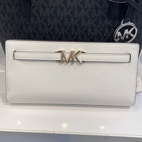 Michael Kors Reed Lg Bifold Pebbled Leather Snap Wallet Card Case
Optic White - Picture 3 of 16